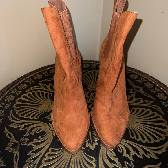 Ladies Womens sz 8 Guess tan/brown suede 4 1/2” wedge booties boots - Picture 2 of 7